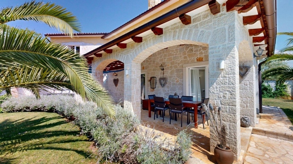 Terrazza coperta con archi a tutto sesto e zona salotto