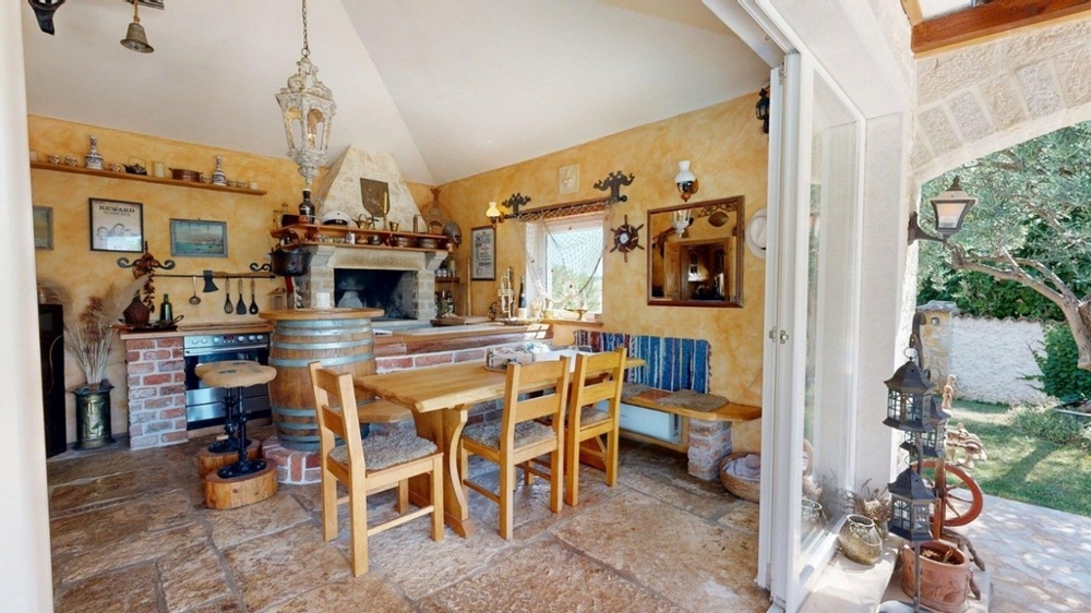 Konoba con camino e rustico tavolo in legno