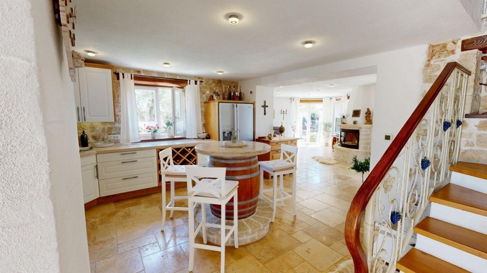 Cucina con isola e scala per il piano superiore