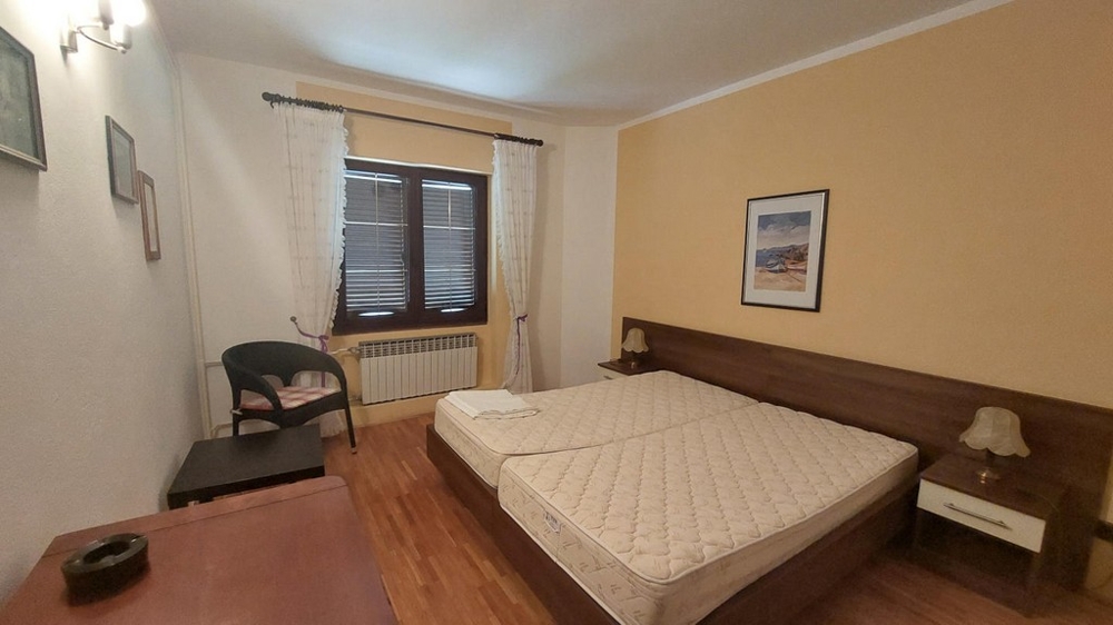 Camera da letto luminosa con letto matrimoniale e angolo salotto, casa Novalja, H4086