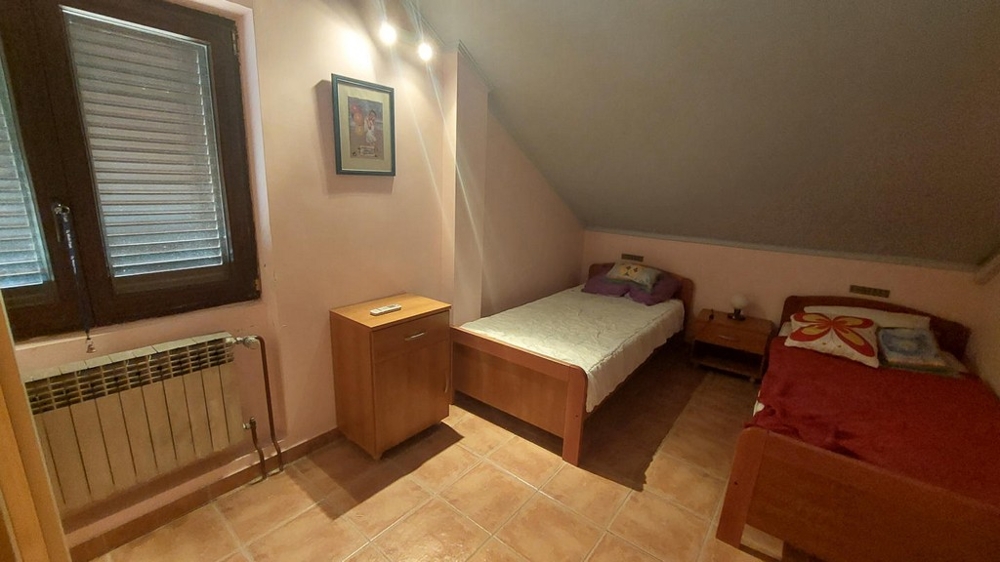 Stanza nel sottotetto con due letti singoli, casa Novalja, H4086
