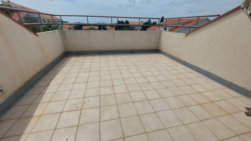 Grande terrazza sul tetto con vista su Novalja, casa H4086