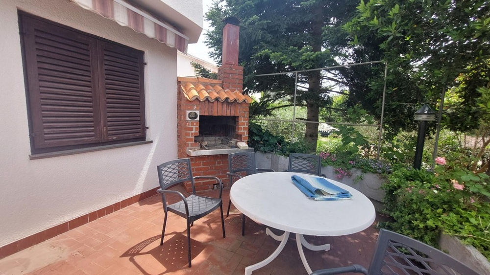 Terrazza con camino per grigliate e tavolo da giardino, casa a Novalja, H4086