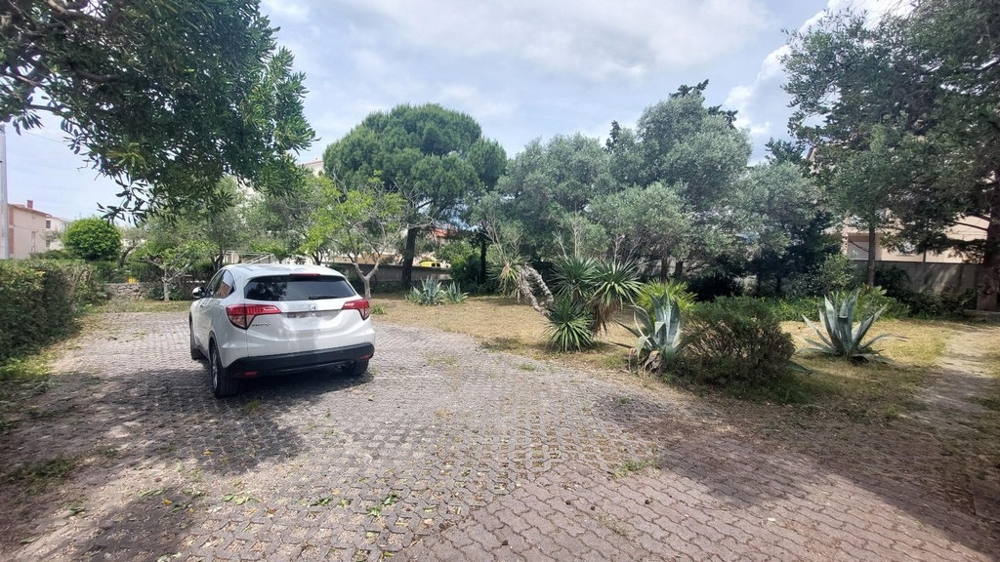 Area di parcheggio pavimentata e giardino della casa a Novalja, H4086