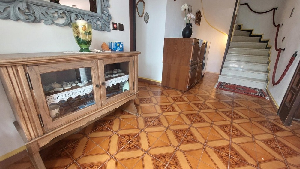 Ingresso con scala per il piano superiore, casa Novalja, H4086