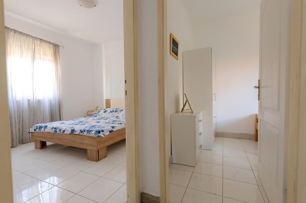 Camera da letto con letto matrimoniale vista dal corridoio