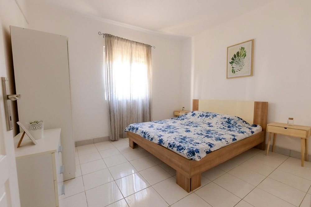Camera da letto con letto matrimoniale al piano terra