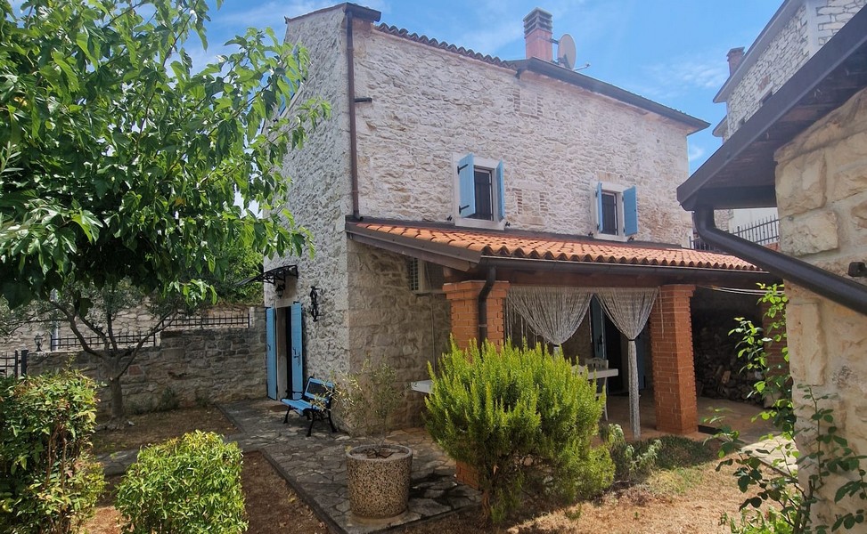 Casa in pietra istriana con giardino in vendita a Brtonigla