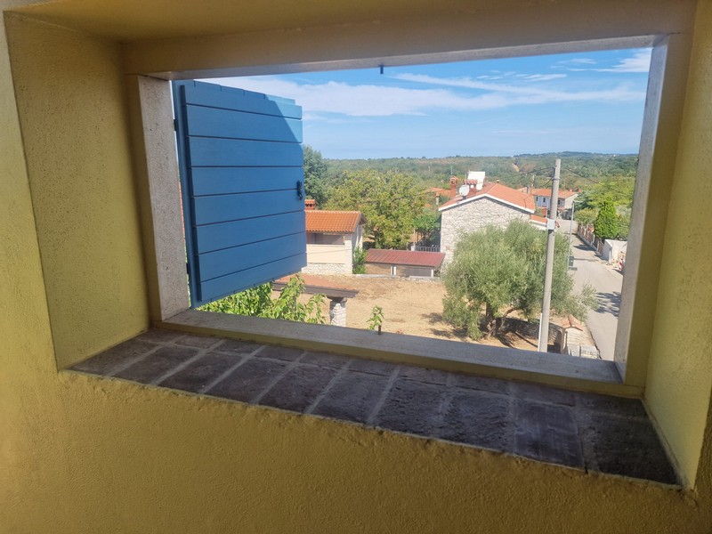 Vista dalla finestra sul paese e sui dintorni