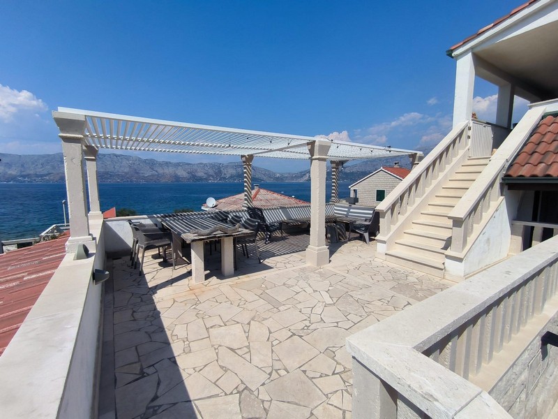 Terrazza con vista mare della casa con 6 appartamenti a Povlja su Brac