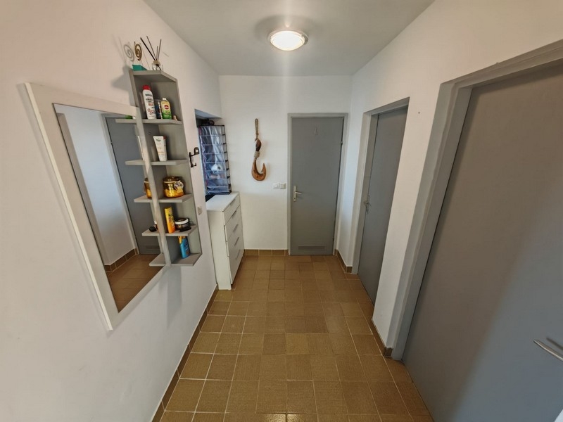 Corridoio con accesso alle stanze, casa Klenovica H4091