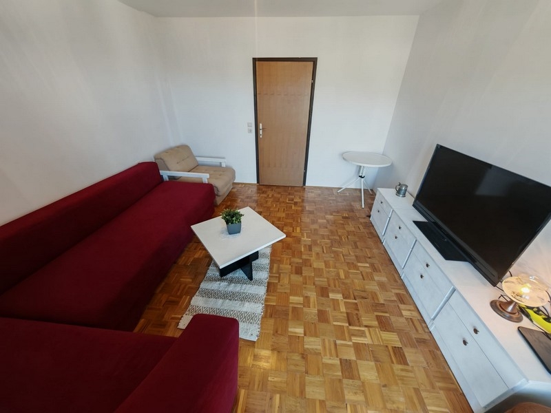 Zona giorno con divano e televisore, casa in vendita Klenovica H4091