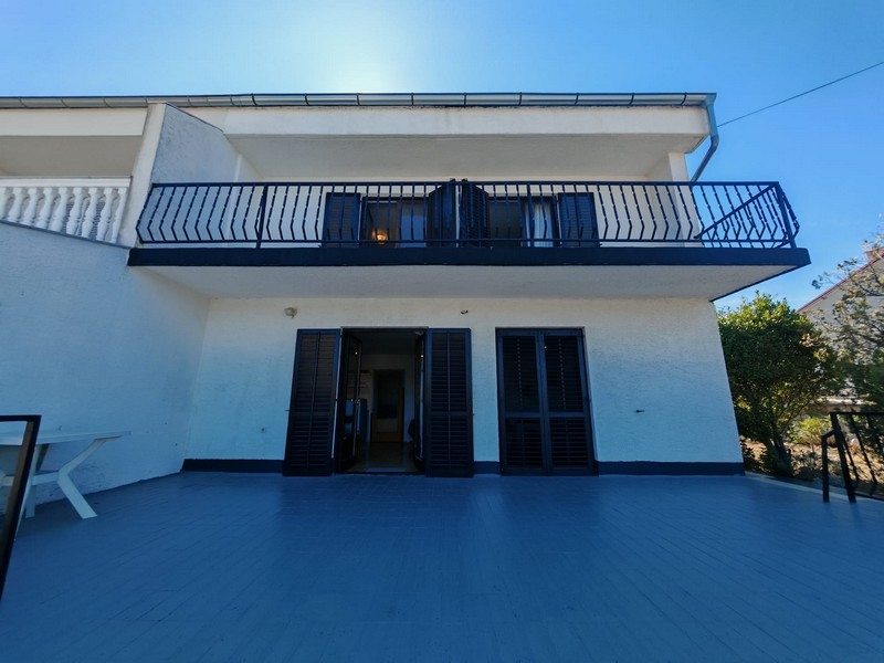 Casa bifamiliare con balcone e terrazza a Klenovica, H4091