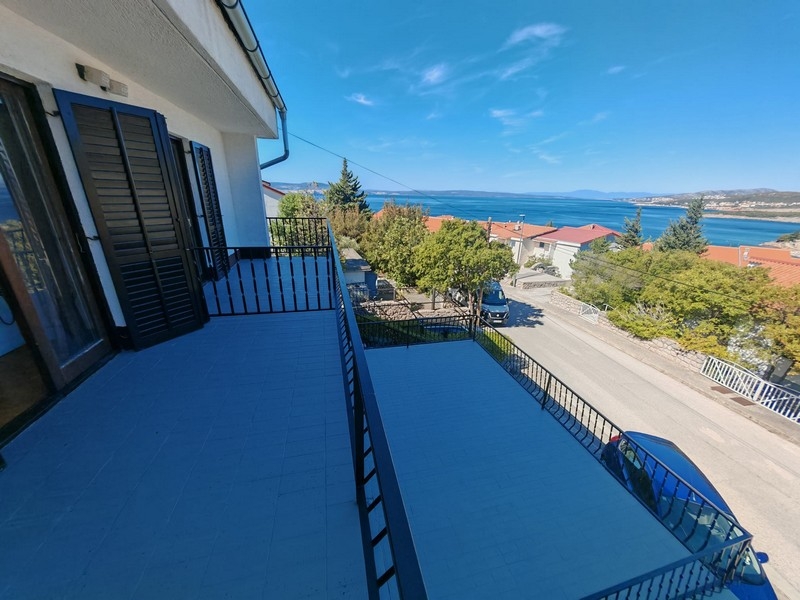 Grande terrazza con vista sul mare, casa Klenovica H4091