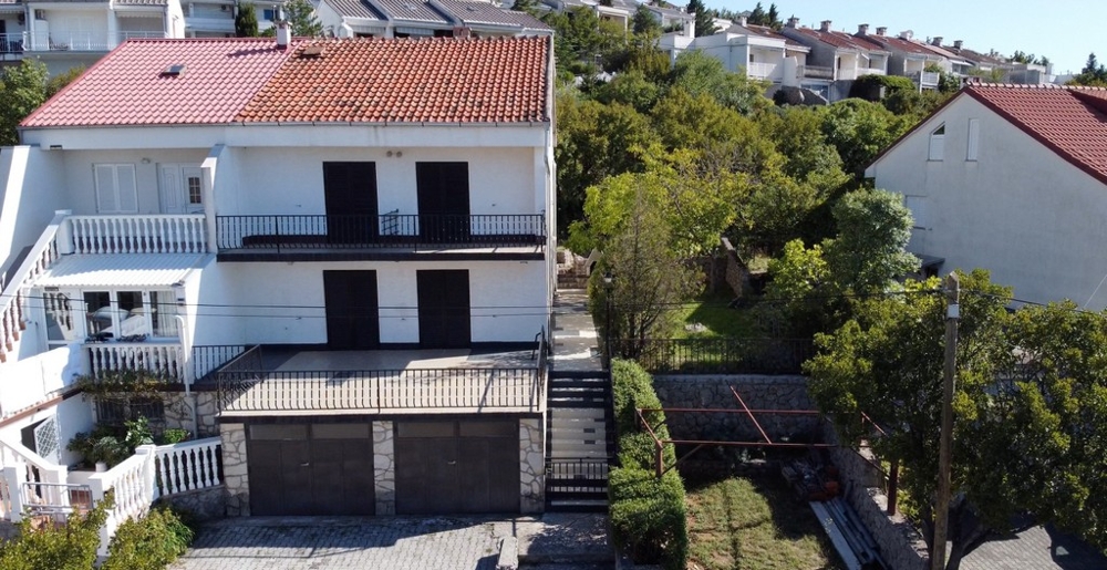 Casa bifamiliare con due garage a Klenovica, H4091