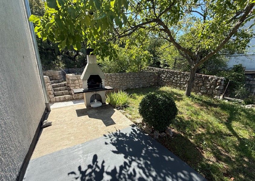 Giardino curato con zona barbecue, casa Klenovica H4091