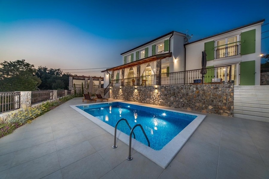 Casa in pietra con piscina in vendita su Krk - H4092 Croazia.