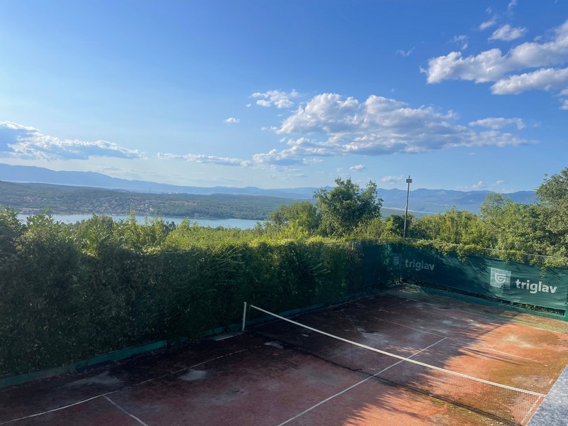 Campo da tennis privato con vista sul mare vicino a Krk
