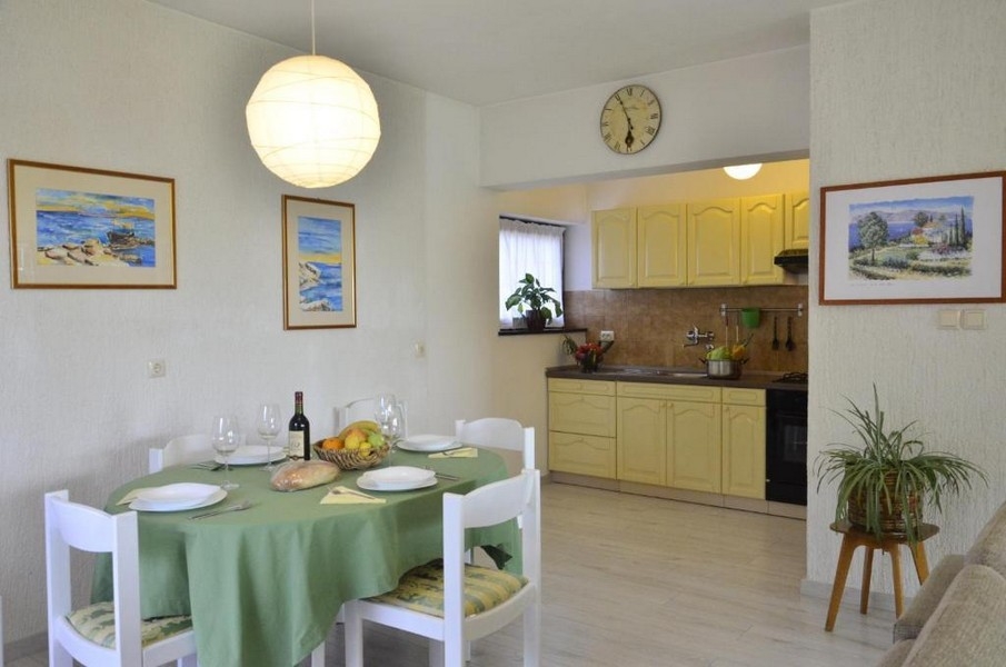 Cucina con tavolo da pranzo in un appartamento a Crikvenica