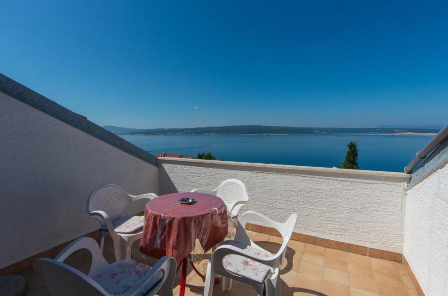 Terrazza con vista mare nella casa con appartamenti a Crikvenica