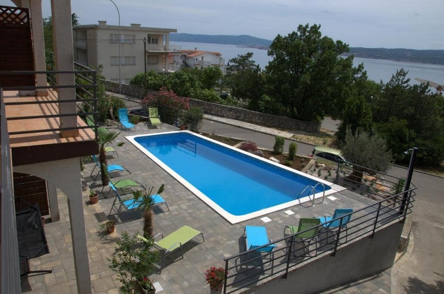 Piscina nel giardino della casa con appartamenti a Crikvenica