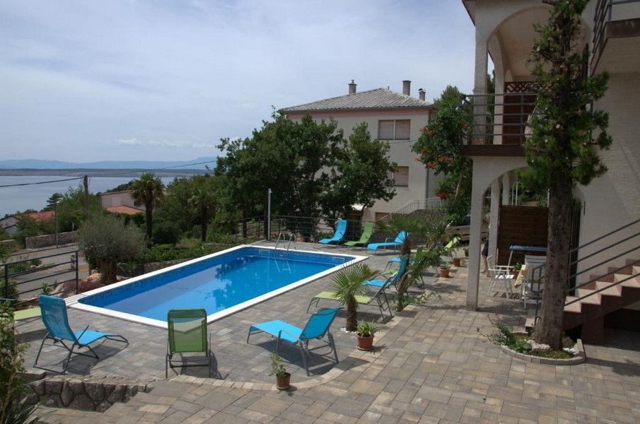 Piscina e facciata della casa con appartamenti a Crikvenica