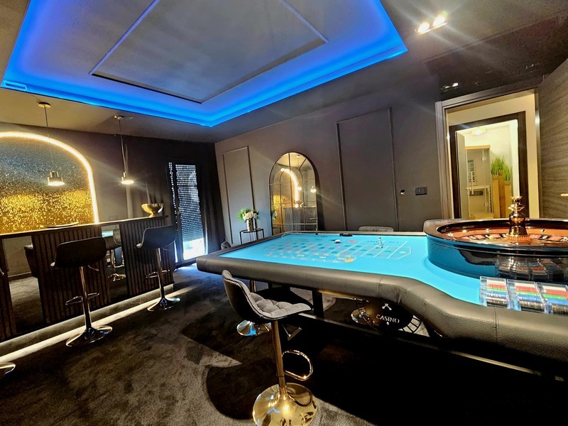 Sala casinò con tavolo da roulette al piano seminterrato