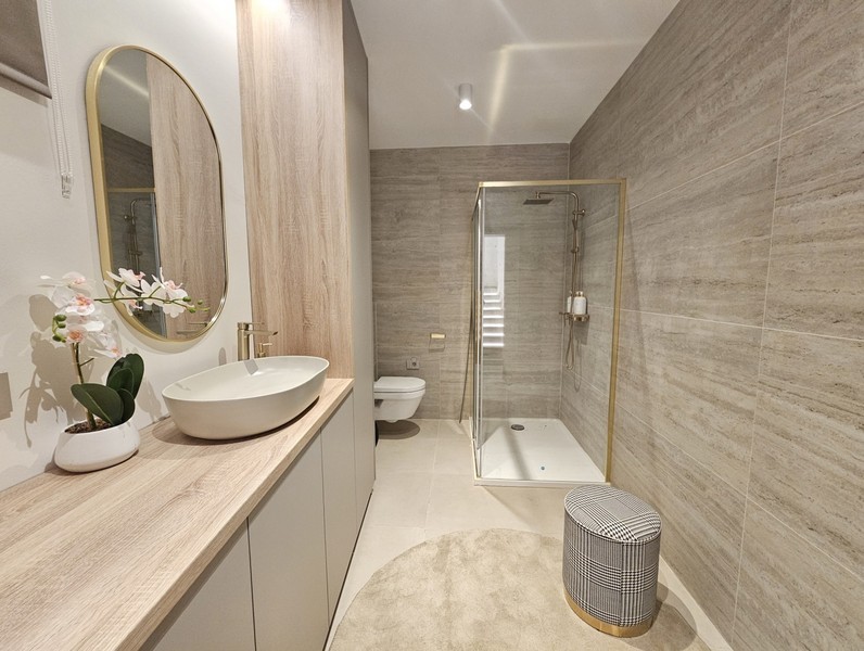 Bagno moderno con doccia e lavabo