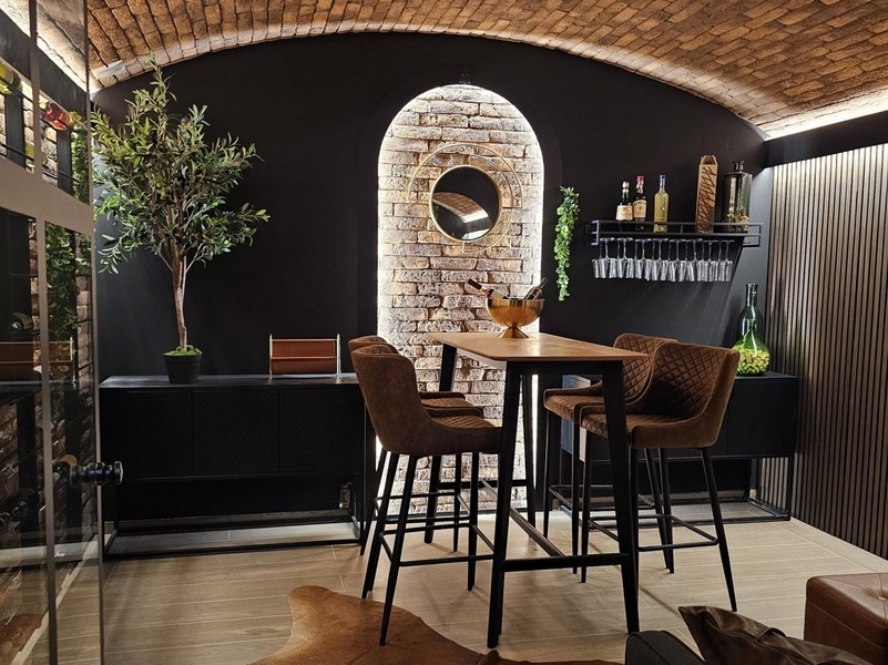 Bar con soffitto a volta e portabottiglie al piano seminterrato