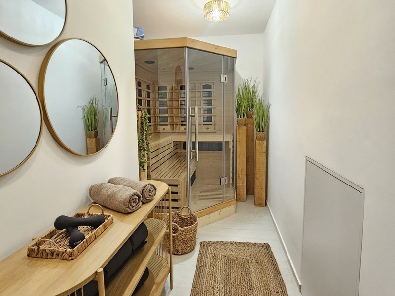 Area wellness con sauna al piano seminterrato della villa