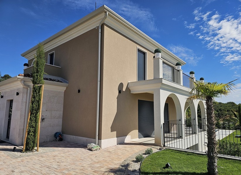 Esterno della villa con arcate e palme