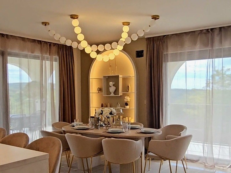 Sala da pranzo con nicchia ad arco e grandi finestre