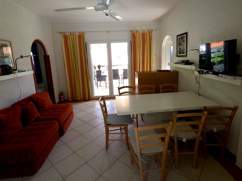 Zona giorno e pranzo con tavolo da pranzo e porta della terrazza