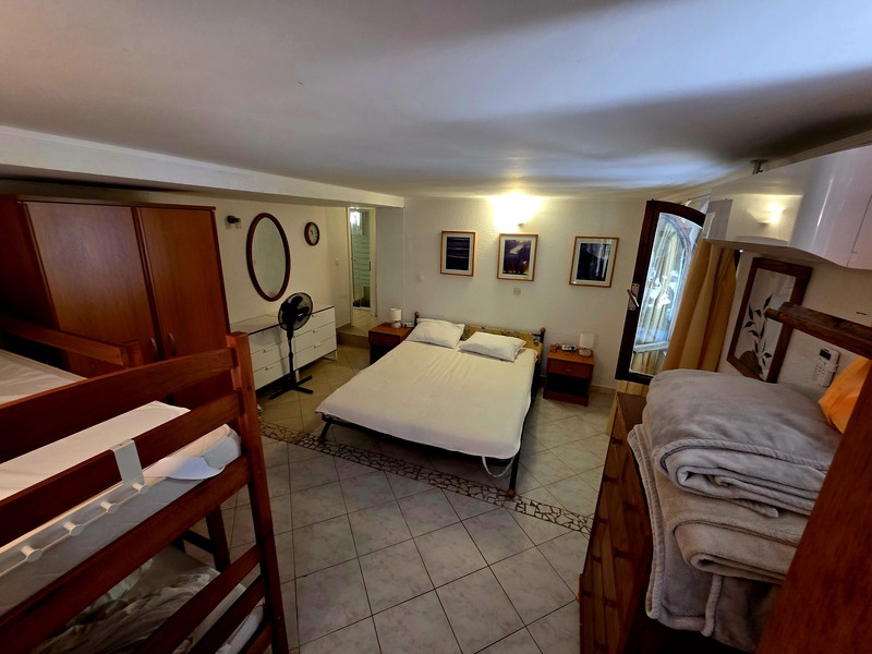 Camera da letto con letto matrimoniale e letto a castello