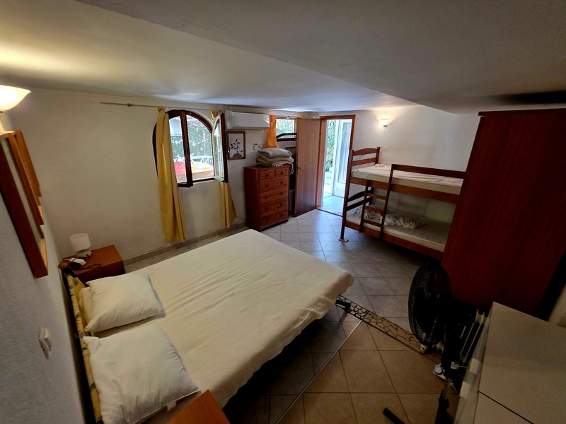 Camera da letto con letto matrimoniale e accesso all'esterno