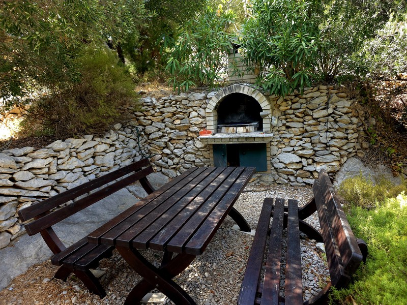 Zona barbecue con camino esterno in muratura in giardino