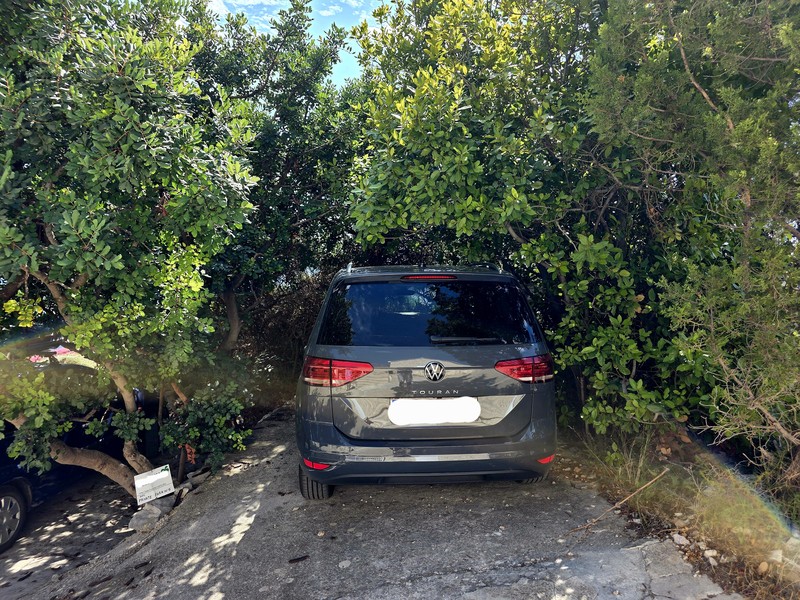 Parcheggio vicino alla casa a Podobuce
