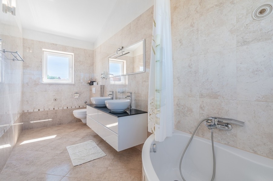 Bagno con vasca e due lavabi vicino a Porec
