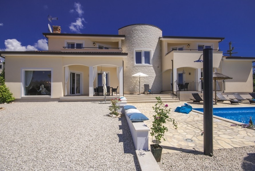 Piscina con lettini presso la villa vicino a Porec