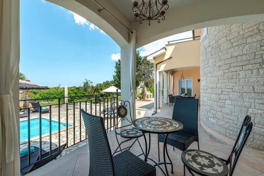 Terrazza coperta con zona salotto presso la piscina della villa vicino a Porec