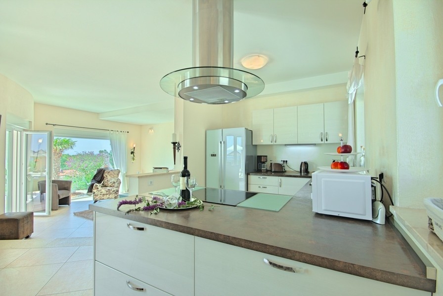 Cucina moderna con isola nella villa vicino a Porec
