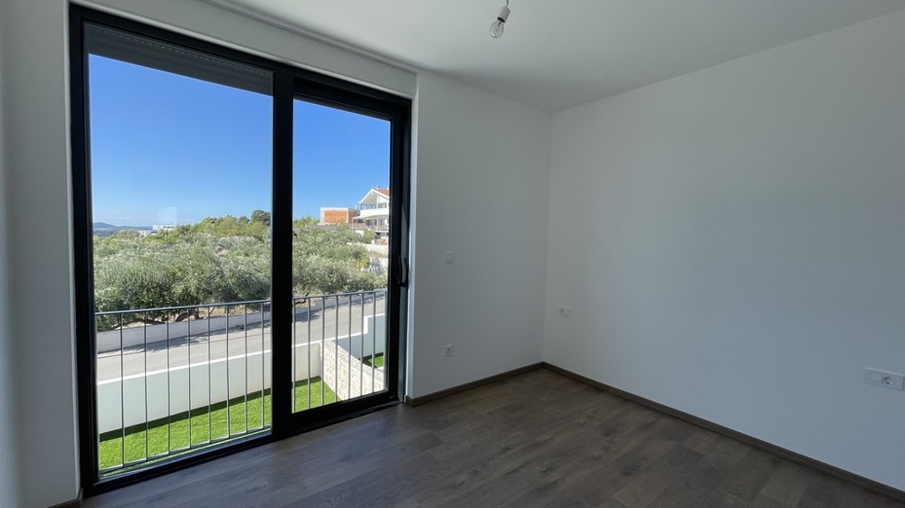 Camera da letto con accesso alla terrazza a Vodice