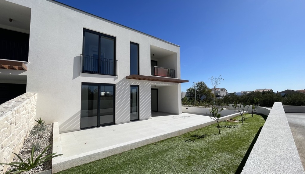 Casa bifamiliare di nuova costruzione a Vodice con giardino e terrazza