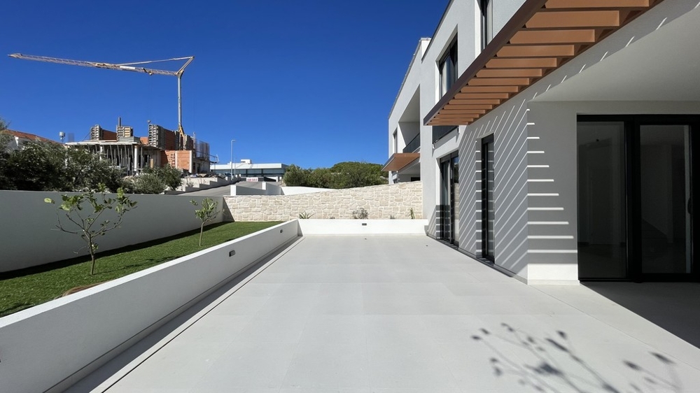Terrazza laterale e accesso alla casa bifamiliare a Vodice