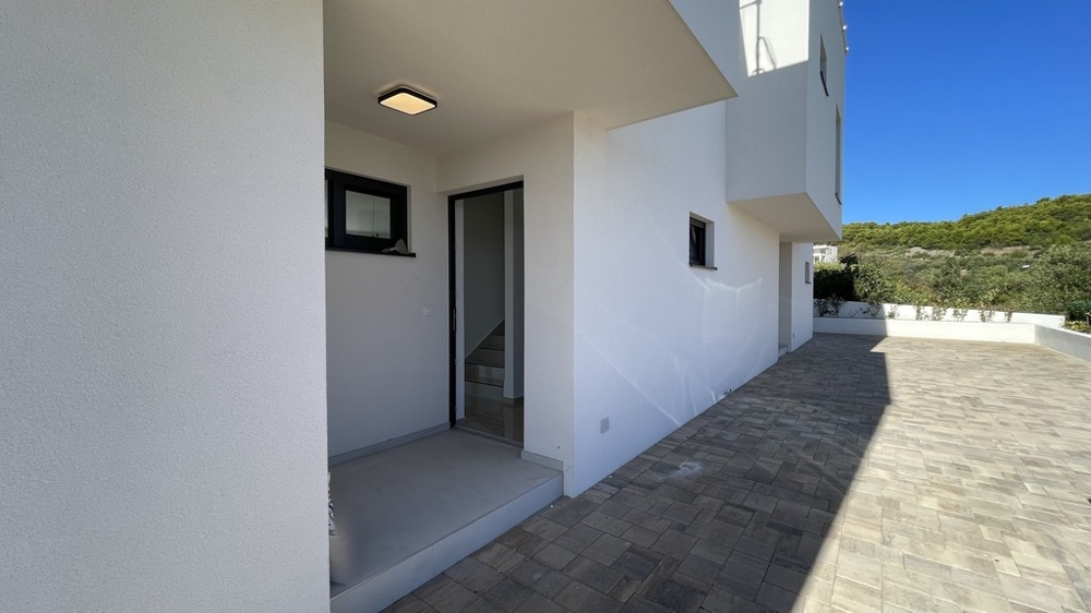 Ingresso coperto della casa bifamiliare a Vodice