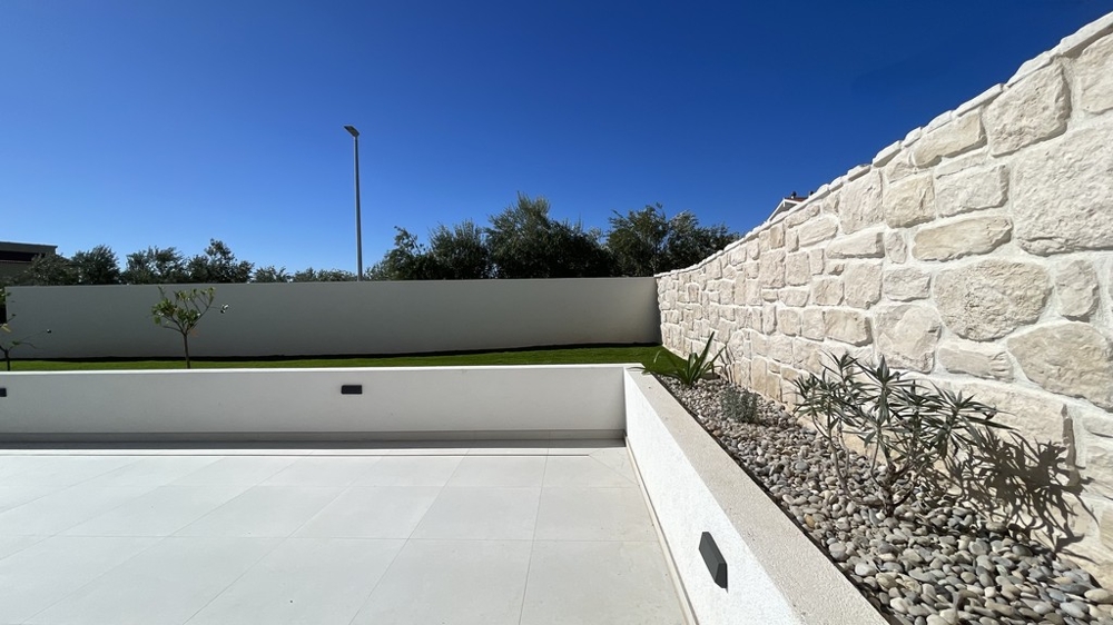 Terrazza con muro paravista presso la casa a Vodice