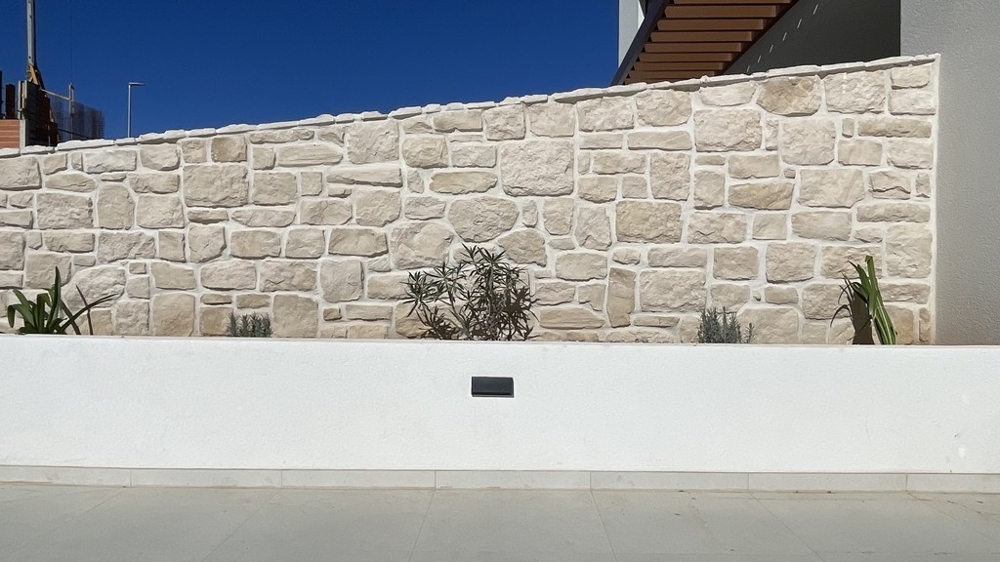 Muro in pietra naturale al bordo della terrazza a Vodice