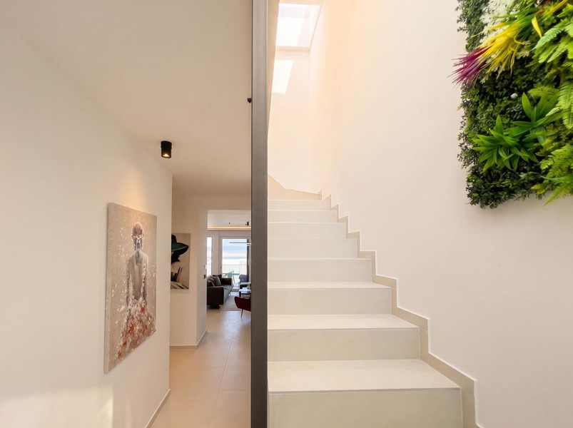 Scala con parete verde all'interno