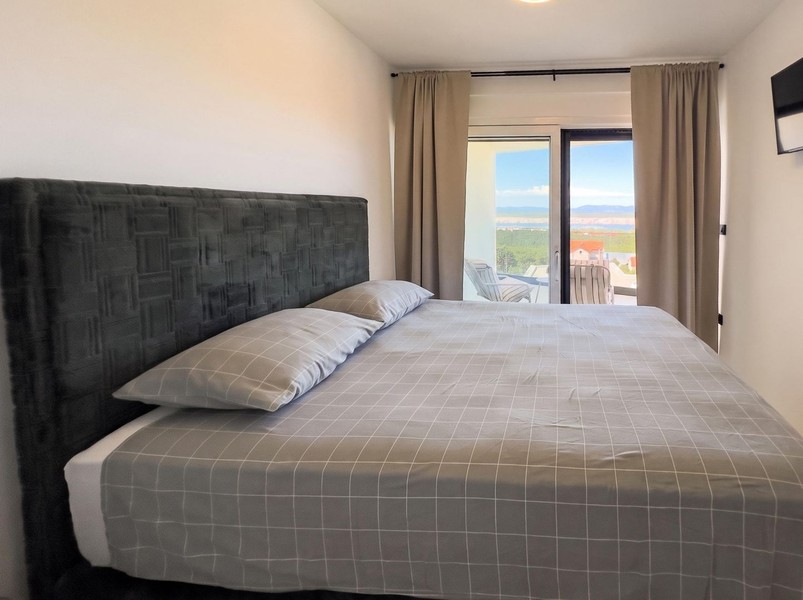 Camera da letto con finestra e vista sul verde