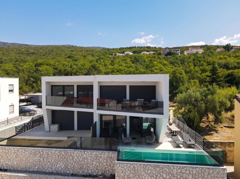 Casa bifamiliare moderna a Jadranovo con piscina e giardino
